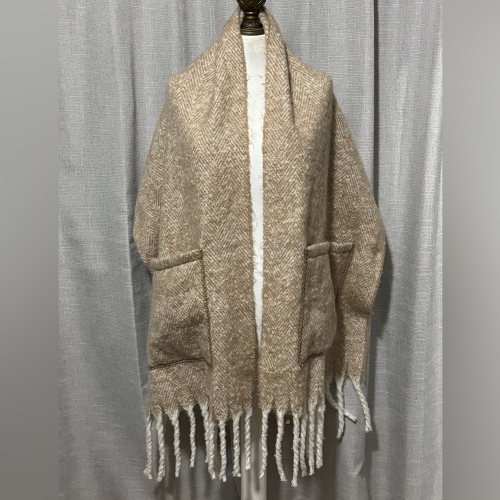 NWT Steve Madden Scarf-Large Sz with Pockets-Tan/White Herringbone Print-Fringe